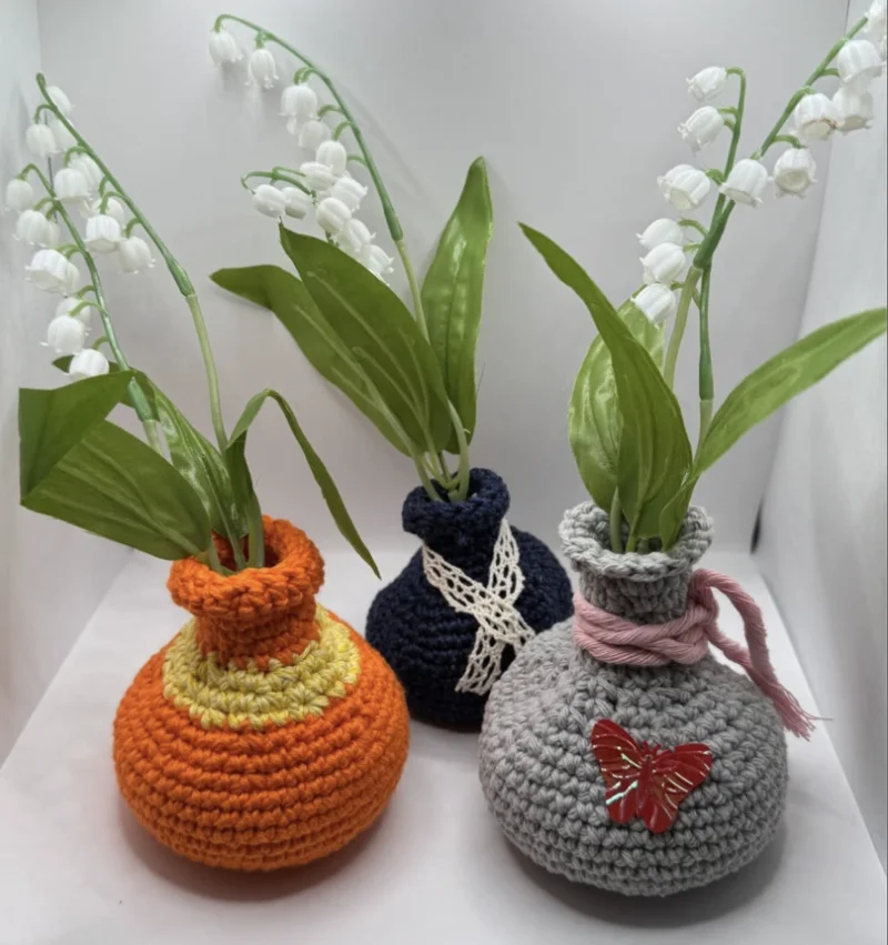 Muguet avec vase au crochet du 1er mai, fait main en France. Personnalisable selon coloris. Cadeau original et artisanal. Livraison rapide.