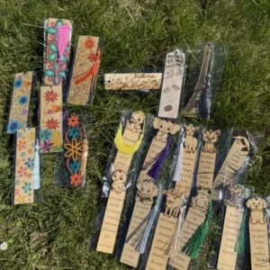 Signets en papier avec des dessins de fleurs et d'animaux