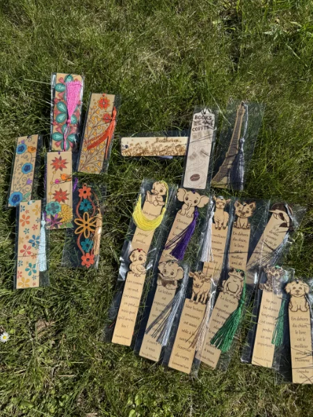 Signets en papier avec des dessins de fleurs et d'animaux