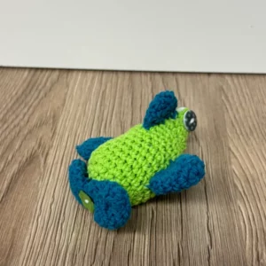 Petit ours en crochet vert et bleu