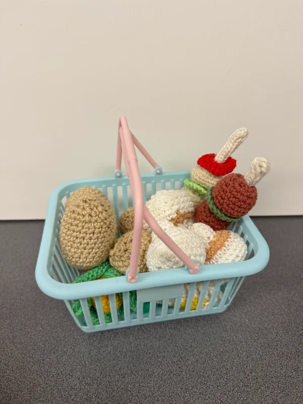 Dînette crochet : le jouet Montessori fait main qui fait craquer bébé (et les parents !) 4 cagette viande legume fait main