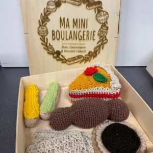 Coffret "Ma Mini Boulangerie" — pâtisseries au crochet dans boîte bois gravée fait main