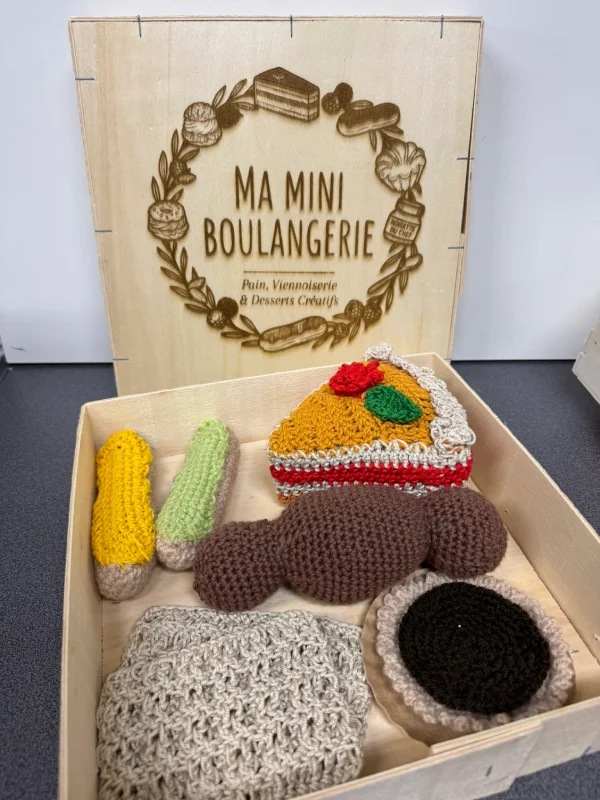 Coffret "Ma Mini Boulangerie" — pâtisseries au crochet dans boîte bois gravée fait main