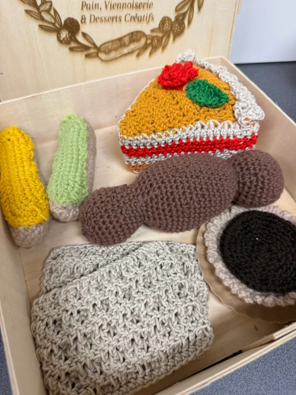 Coffret "Ma Mini Boulangerie" — pâtisseries au crochet dans boîte bois gravée fait main