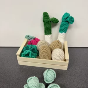 Dinette potager au crochet — poireaux, pommes de terre, radis, choux & salade fait main dans panier