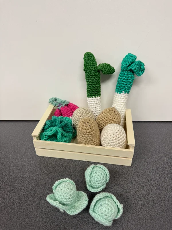 Dinette potager au crochet — poireaux, pommes de terre, radis, choux & salade fait main dans panier