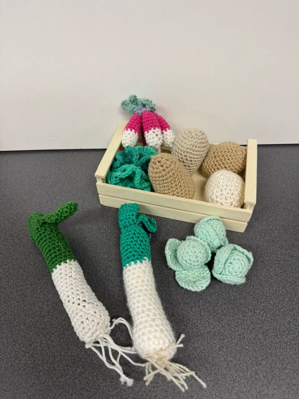 Dinette potager au crochet — poireaux, pommes de terre, radis, choux & salade fait main dans panier – Image 2