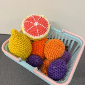 Panier avec des fruits en crochet colorés