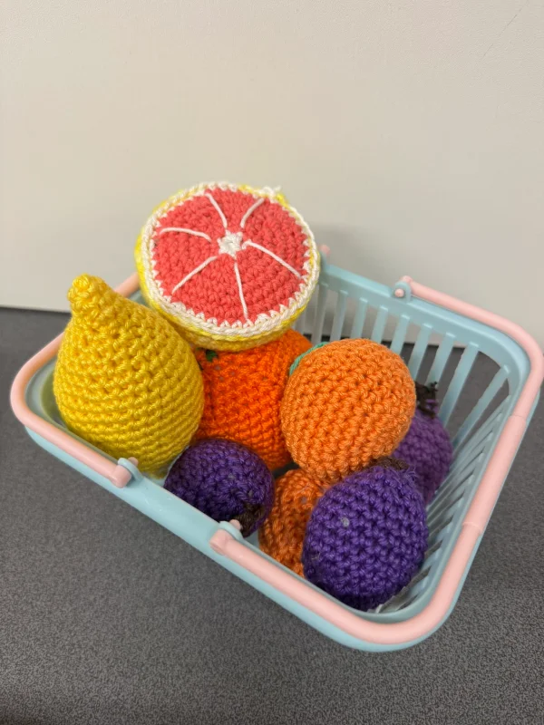 Panier avec des fruits en crochet colorés