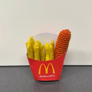 Frites et saucisse en crochet dans un emballage McDonald's