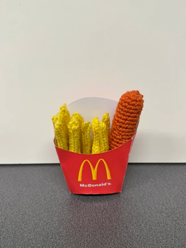Frites et saucisse en crochet dans un emballage McDonald's