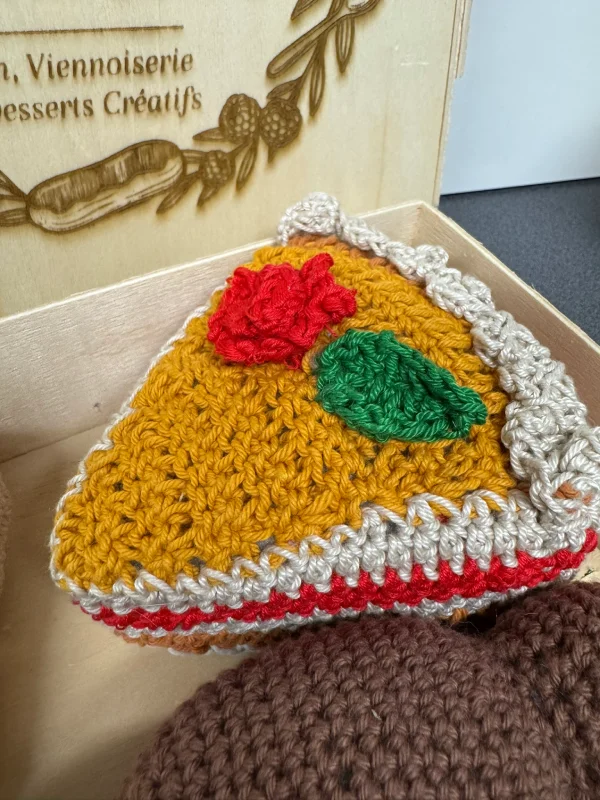 Coffret "Ma Mini Boulangerie" — pâtisseries au crochet dans boîte bois gravée fait main
