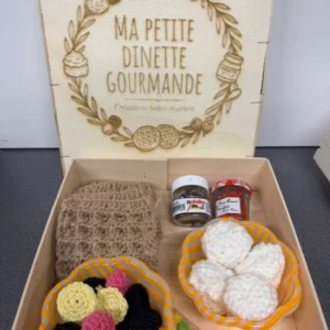 Coffret "Ma Petite Dinette Gourmande" — gaufres, fruits & tartinades au crochet dans boîte bois gravée