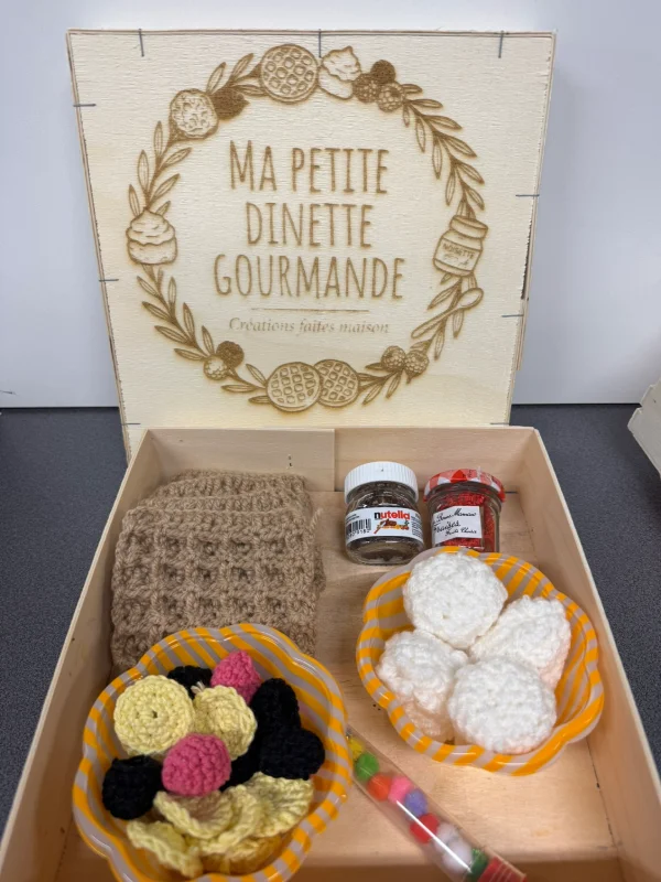 Coffret "Ma Petite Dinette Gourmande" — gaufres, fruits & tartinades au crochet dans boîte bois gravée