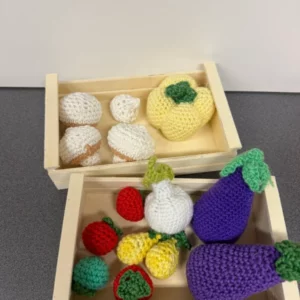 Dinette légumes au crochet — ail, aubergines, champignons, poivron & tomates cerises tricolores fait main