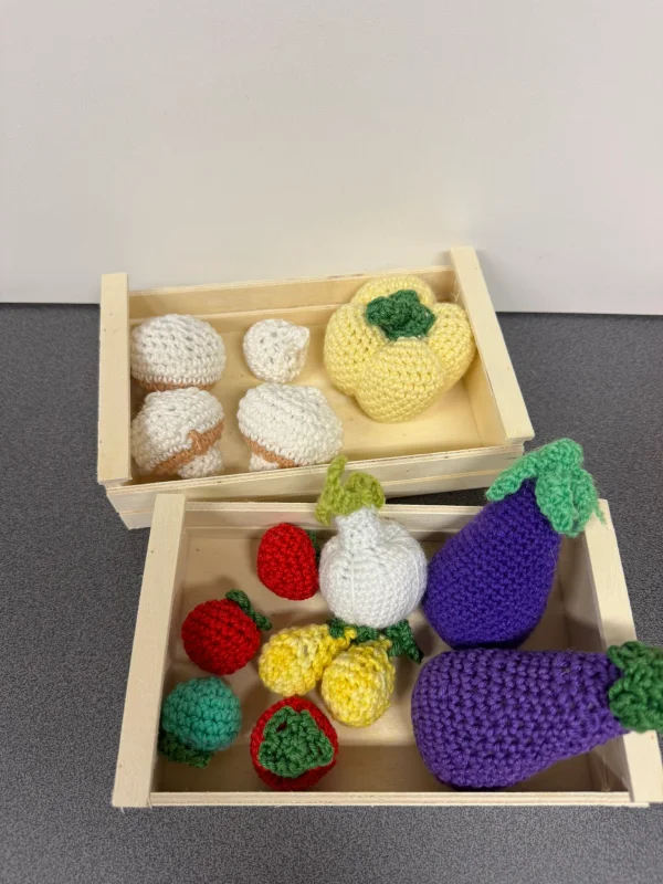Dinette légumes au crochet — ail, aubergines, champignons, poivron & tomates cerises tricolores fait main