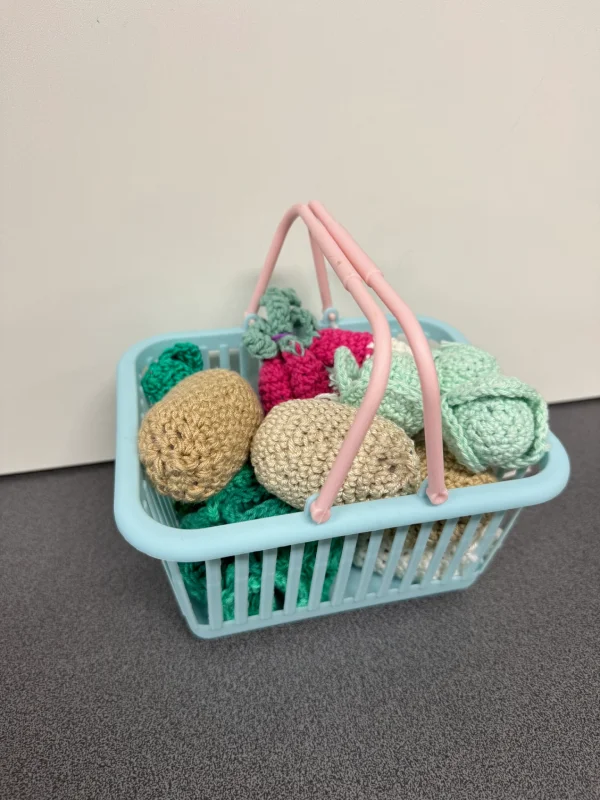 Dinette potager au crochet — poireaux, pommes de terre, radis, choux & salade fait main dans panier – Image 3