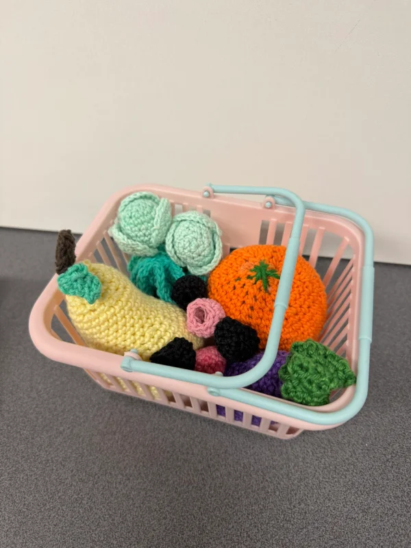Panier rose avec des fruits crochetés