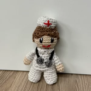 Poupée infirmière en crochet
