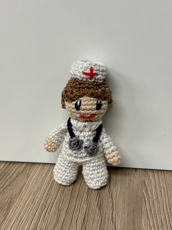 Poupée infirmière en crochet