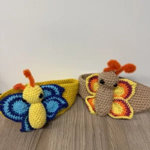 Deux papillons en crochet colorés