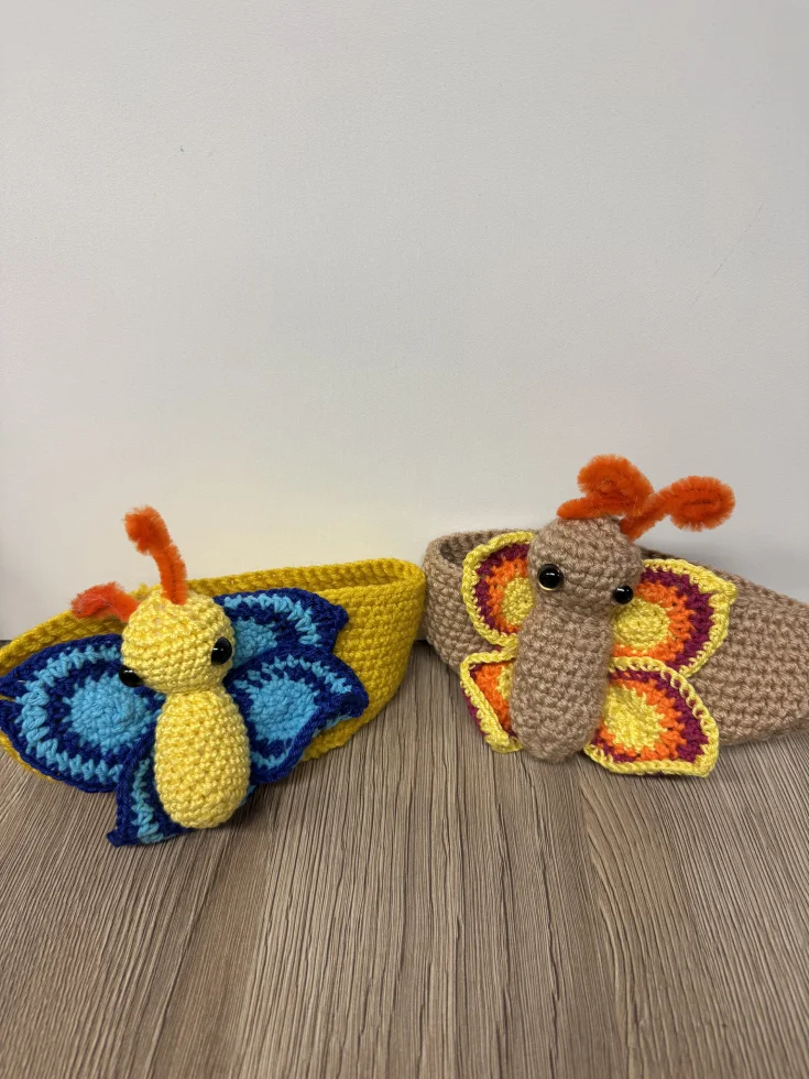 Deux papillons en crochet colorés