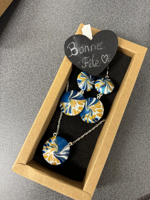 Parure "Vague Océane" – Bijoux Résine Bleu & Moutarde
