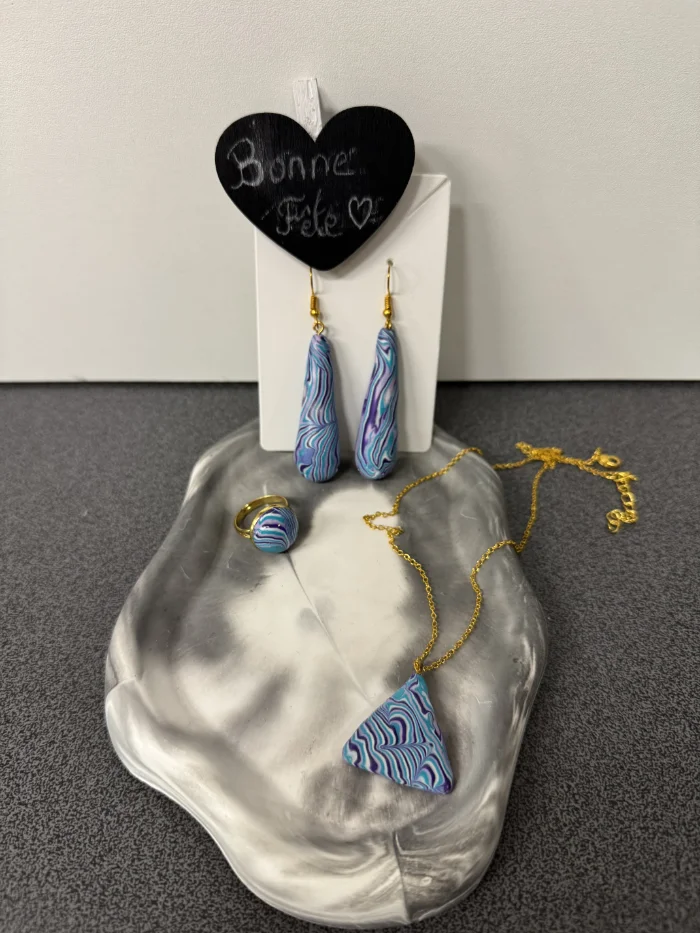 Parure bijoux marbrés bleus et violets