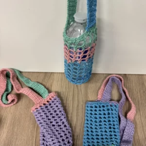 Un porte-bouteille en crochet fait main : l'indispensable de vos sorties