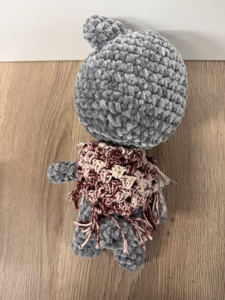 Grisou, le Chat Amigurumi en Laine Velours et son Châle Cocooning 2 Chat amigurumi fait main