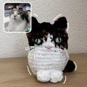 Poupée en forme de chat en crochet ressemblant à un chat adulte