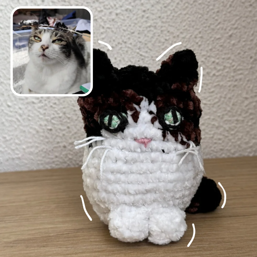 Poupée en forme de chat en crochet ressemblant à un chat adulte