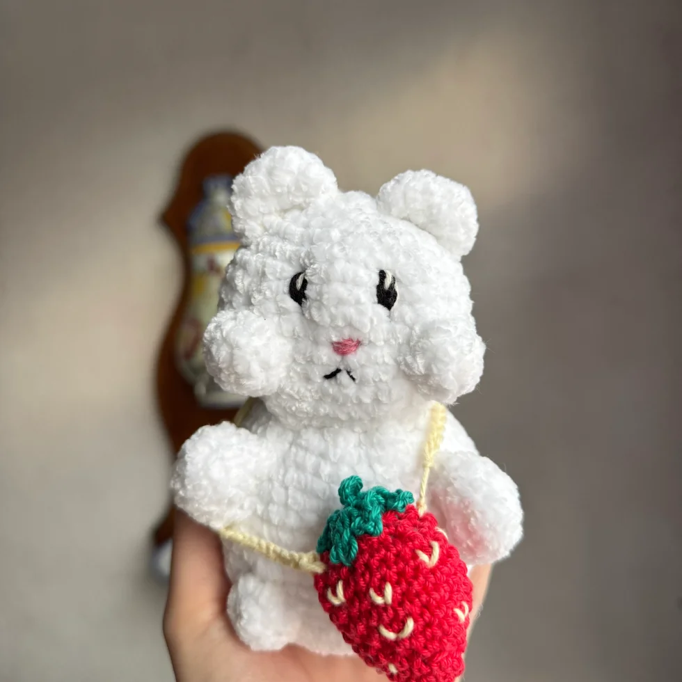 Amigurumi Personnalisé Fait Main — Animal, Personnage ou Portrait au Crochet | OhanArt62 4 hamster avec sa fraise en sac