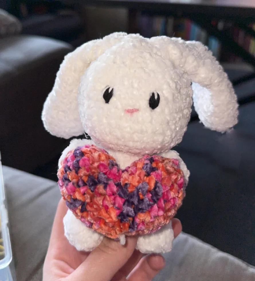 Lapin Amigurumi en Velours Bouclette avec Cœur | OhanArt62