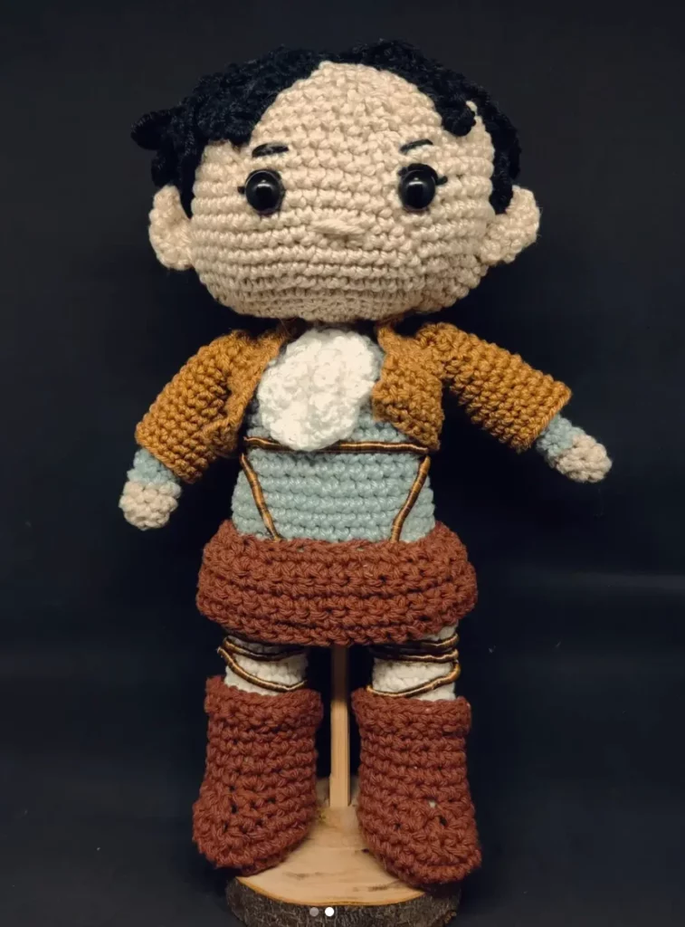 Poupée en crochet habillée en costume médiéval