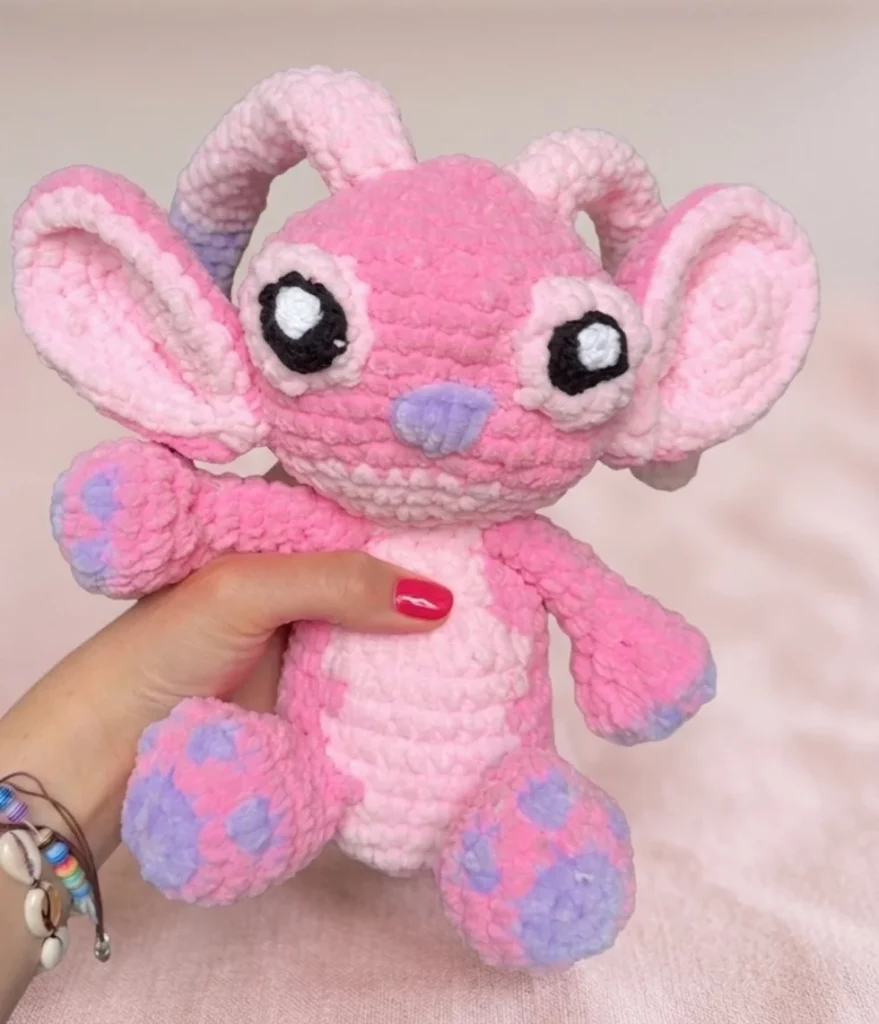 Poupée en peluche rose crochetée représentant Stitch de Lilo et Stitch