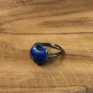 Un bleu profond et intense, légèrement marbré, pour une bague sobre et facile à assortir. Fait main à Arras, pièce unique. Entretien : évitez le contact prolongé avec l'eau et les cosmétiques. Tags : bague fantaisie, bague fait main, cabochon bleu, bague ajustable, bague pièce unique