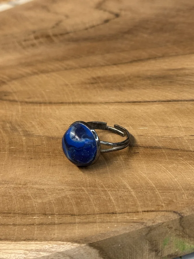 Un bleu profond et intense, légèrement marbré, pour une bague sobre et facile à assortir. Fait main à Arras, pièce unique. Entretien : évitez le contact prolongé avec l'eau et les cosmétiques. Tags : bague fantaisie, bague fait main, cabochon bleu, bague ajustable, bague pièce unique