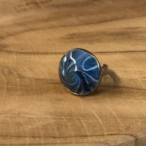 Bague fantaisie cabochon tourbillon bleu et blanc