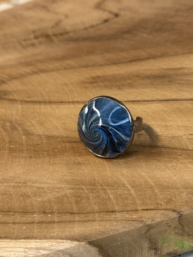 Bague fantaisie cabochon tourbillon bleu et blanc