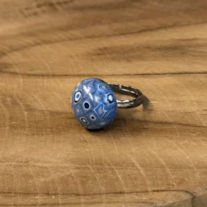 Bague fantaisie cabochon bleu pointillé