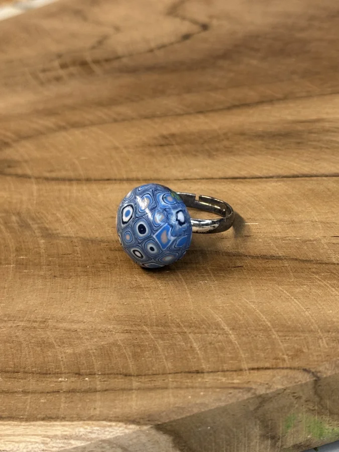 Bague fantaisie cabochon bleu pointillé