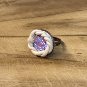 Bague fantaisie pâte polymère torsadée violette