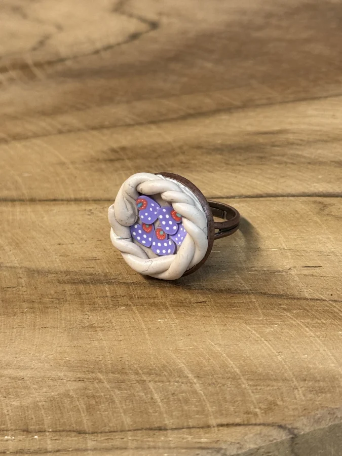 Bague fantaisie pâte polymère torsadée violette
