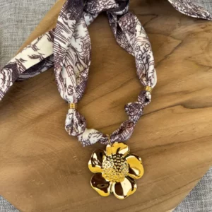 collier foulard avec un grand charm