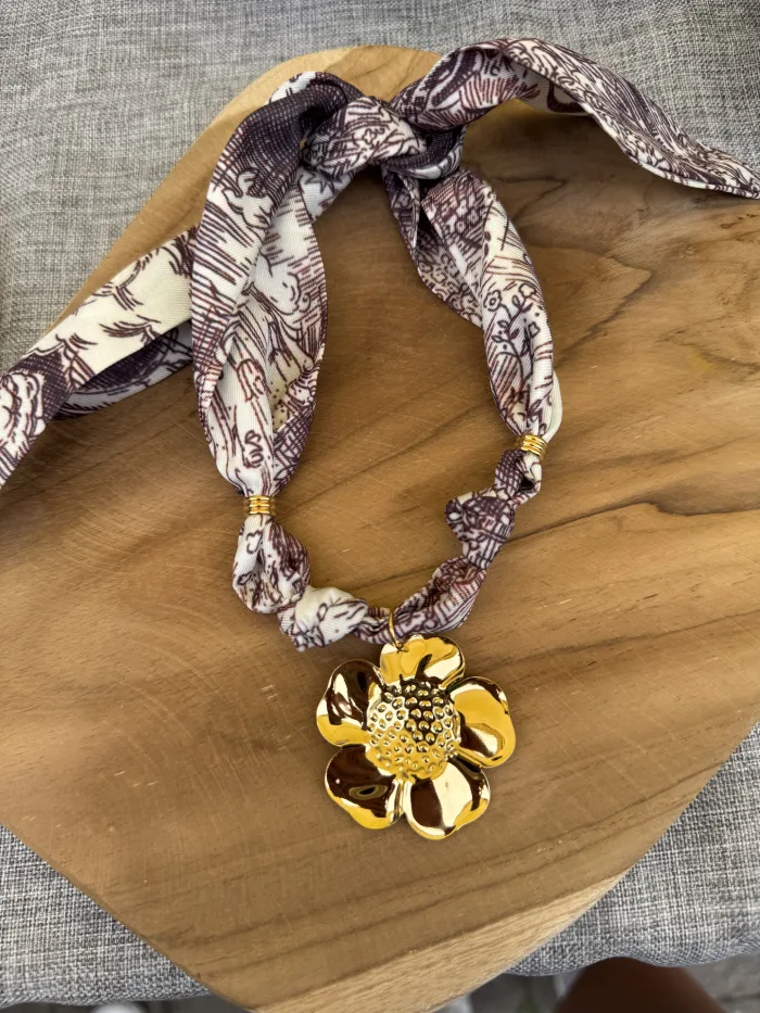 collier foulard avec un grand charm