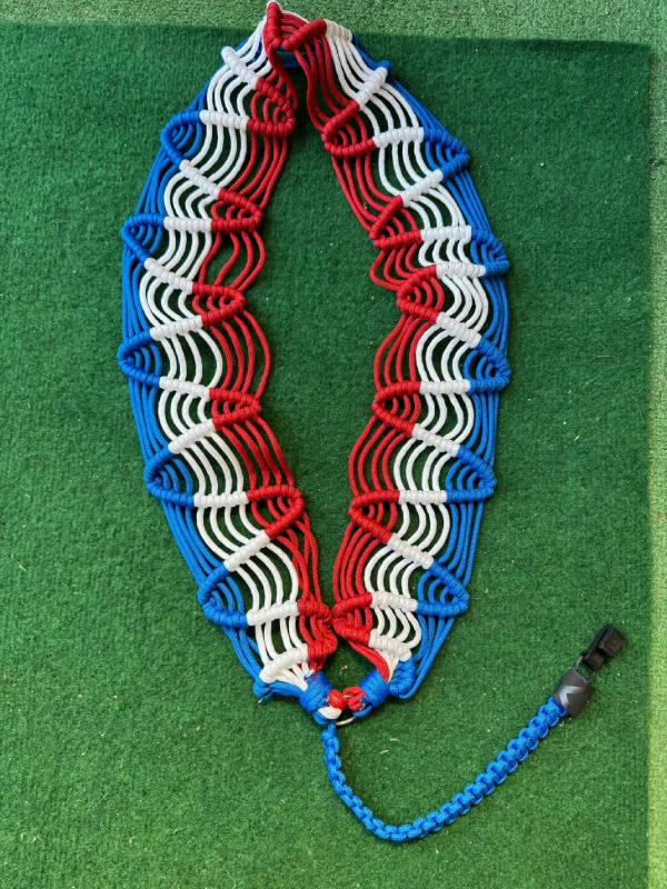 Sangle de guitare en macramé tressé « Rock'n Ranch » — Rouge / Blanc / Bleu 1 Sangle de guitare en macramé tressé « Rock'n Ranch » — Rouge / Blanc / Bleu