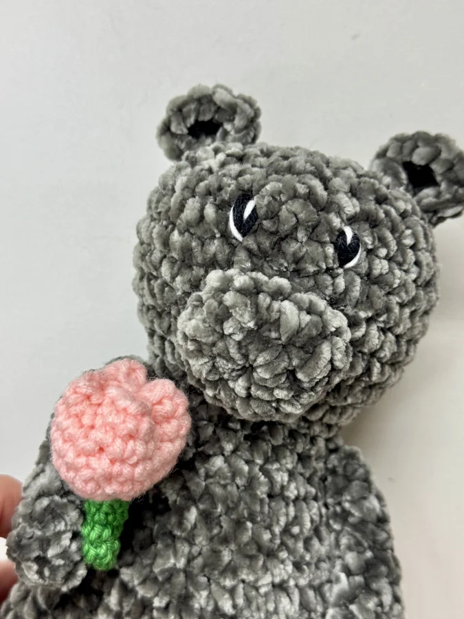 Peluche Ourson Gris en Crochet 1 ourson avec sa fleur